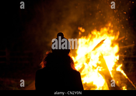 Donna sulla notte dei falò Foto Stock