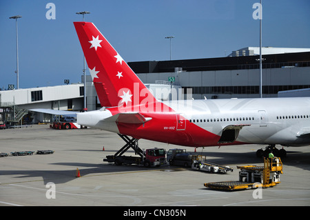 Caricamento di Virgin Australia Boeing 777-3ZG aeromobili a Sydney (Kingsford Smith) aeroporto, mascotte, Sydney, Nuovo Galles del Sud, Australia Foto Stock