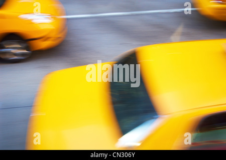 Giallo taxi in motion, New York City, Stati Uniti d'America Foto Stock