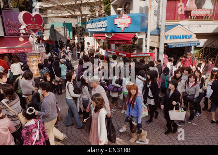 Competere crêpe negozi 'Marion' e 'angeli cuore' lungo affollata Takeshita street, Harajuku, Tokyo, Giappone Foto Stock