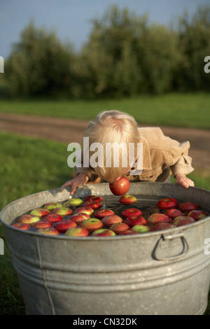 Ragazzo bobbing apple Foto Stock