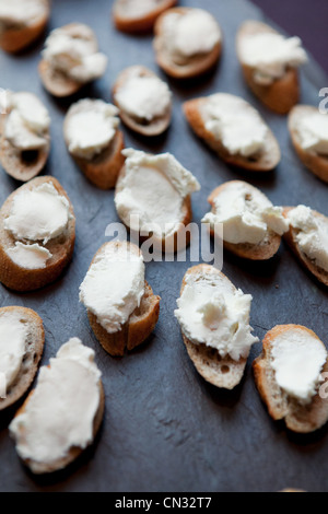 Formaggio di capra su fette di baguette Foto Stock