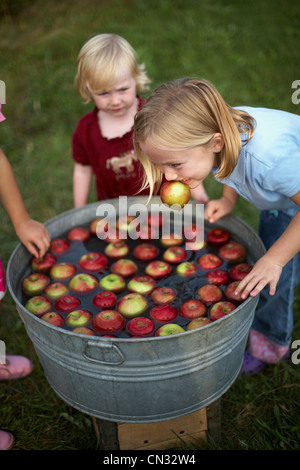 Bambini bobbing apple Foto Stock