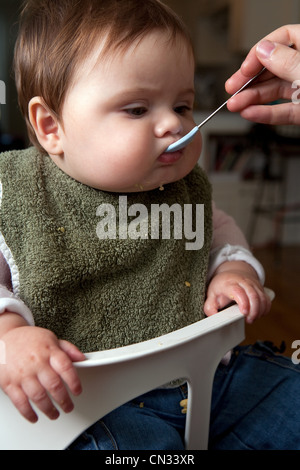 Baby girl essendo alimentato Foto Stock