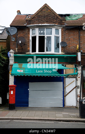 Abbandonata e intavolato / Chiuso / shut-up shop abbandonati (ex GPO sub - Ufficio postale) a Twickenham. Londra. Regno Unito. Foto Stock