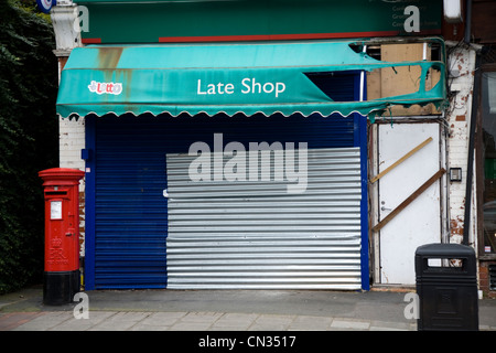 Abbandonata e intavolato / chiuso shut-up / shop abbandonati (GPO ex ufficio postale) a Twickenham. Londra. Regno Unito. Foto Stock