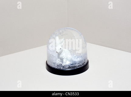 White Hare Snow Globe Foto Stock