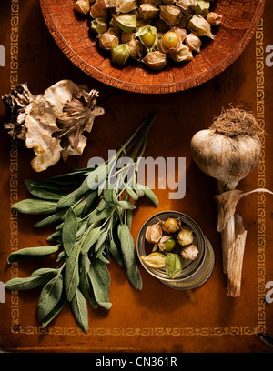 La salvia, aglio, tomatillos e funghi Foto Stock