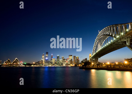 Australia, Nuovo Galles del Sud, Sydney Harbour Bridge e l'opera house elencati come patrimonio mondiale dall' UNESCO e la circolare Foto Stock