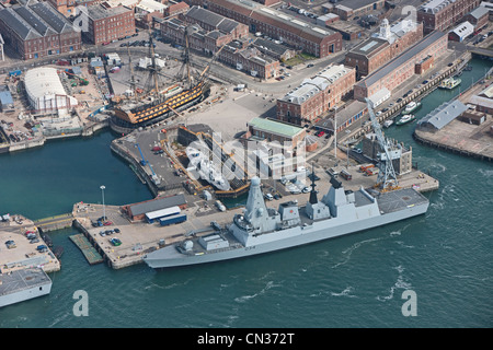 Fotografia aerea del porto di Portsmouth che mostra HMS Victory e moderna distruttore Foto Stock