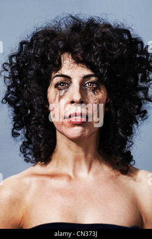 Donna che piange con il trucco sbavato sulla faccia Foto Stock