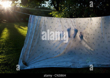 Bambino in casalingo den realizzato dal foglio Foto Stock