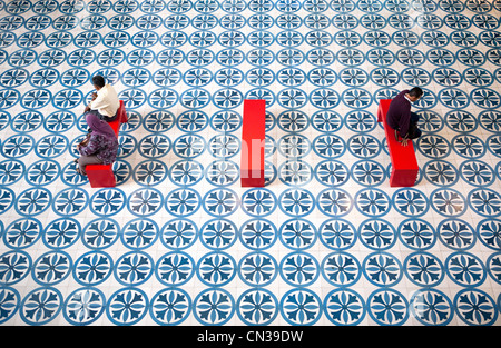 La gente sulle panchine, Museo Nazionale della Malesia a Kuala Lumpur in Malesia Foto Stock