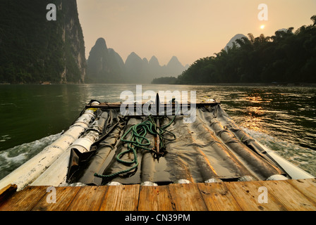 Il bambù barca sul Fiume Li, Guilin, Cina Foto Stock