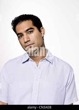 Uomo che indossa una camicia bianca, ritratto Foto Stock