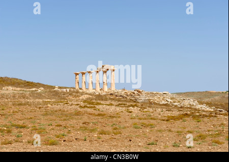 Cirene. La Libia. Vista delle rimanenti colonne di stile dorico tempio di Demetra che è al di fuori delle mura della città. Foto Stock