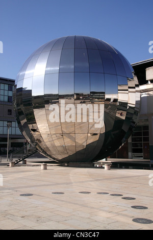 Il Planetarium speculare sfera al Millennium Square Bristol Foto Stock