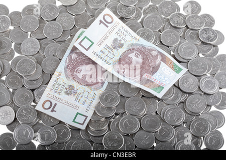 Dieci zloty polacco di carta moneta posa su uno zloty polacco monete. Il denaro e il concetto di risparmio. Foto Stock