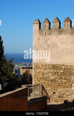 Castello di Gibralfaro (Castillo de Gibralfaro) merlature con vedute del porto, Malaga, Andalusia, Spagna, Europa occidentale. Foto Stock