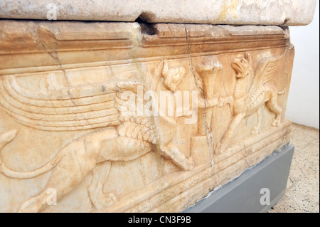Vista ravvicinata al museo della scultura del dettaglio predisposto trovati su un sarcofago di marmo o dal greco o di periodo romano Foto Stock