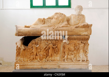 Cirene. La Libia. Vista ravvicinata al museo della scultura di un sarcofago con coperchio o dal greco o di periodo romano. Foto Stock