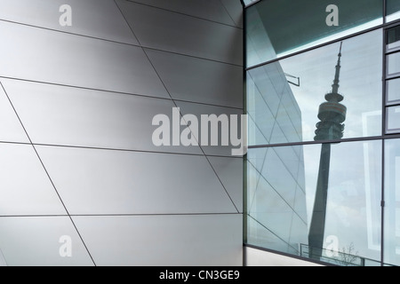 Olympiaturm (Olympic Tower) riflettendo nella facciata del BMW Welt (BMW World) - Monaco di Baviera, Germania, Europa Foto Stock