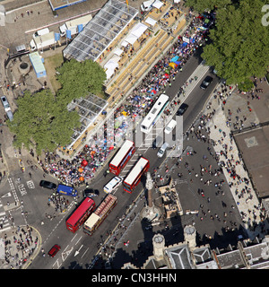 Vista aerea degli autobus di Londra e della strada affollata di Londra, fuori Westminster Abbey il 28 aprile 2011 Foto Stock