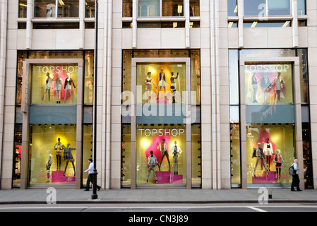 Topshop colorato display finestra presso il loro negozio di Knightsbridge di Londra, Regno Unito Foto Stock