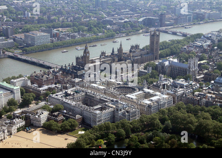 Vista aerea di 10 Downing Street & Foreign & Commonwealth Office che guarda verso le Houses of Parliament e il Tamigi sullo sfondo, Londra Foto Stock
