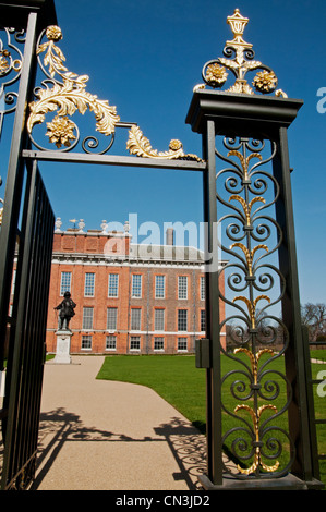 Una vista verticale di Kensington Palace attraverso i cancelli ornati. Foto Stock
