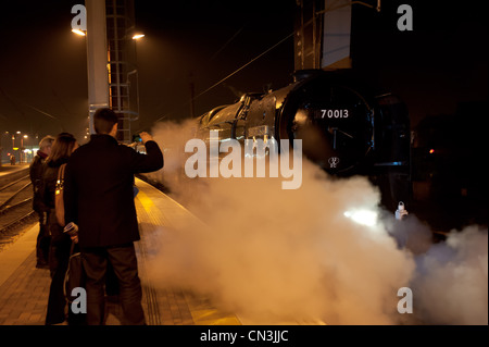 "Auld Reekie' speciale di vapore trainati da Britannia locomotiva classe 'Oliver Cromwell' Foto Stock