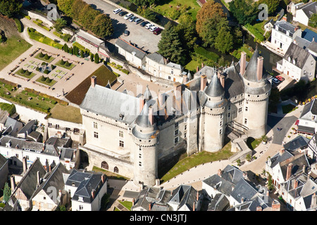 Francia, Indre et Loire, la Valle della Loira sono classificati come patrimonio mondiale dall' UNESCO, Langeais, la fortezza medievale che si affaccia sulla città Foto Stock