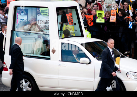 Papa Benedetto XVI - Edimburgo, Scozia, Regno Unito - 16 settembre 2010. I manifestanti in background. Foto Stock
