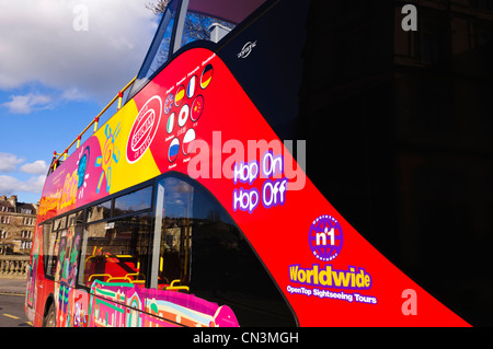 Hop On Hop Off open top sightseeing bus in bagno, Somerset, Regno Unito Foto Stock