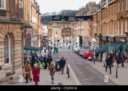 Vista su Milsom Street nella città storica di Bath, Somerset, Regno Unito Foto Stock