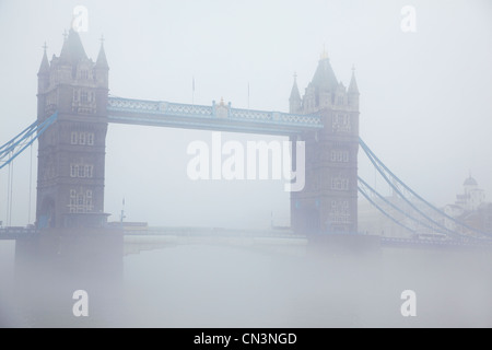 Regno Unito, Londra, il Tower Bridge, il ponte sul Tamigi che collega il quartiere di Southwark sulla banca del sud per la città Foto Stock