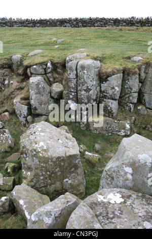 Grandi rocce di calcare angolo sulla parete di Adriano Foto Stock