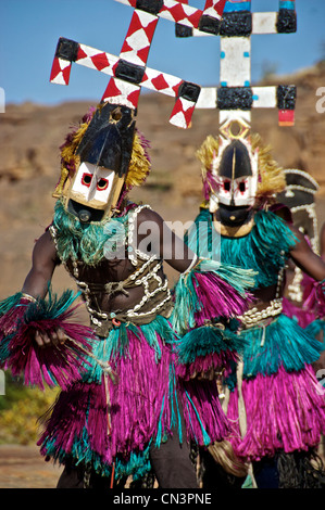 Danzatori mascherati nella contea di Dogon del Mali. Foto Stock