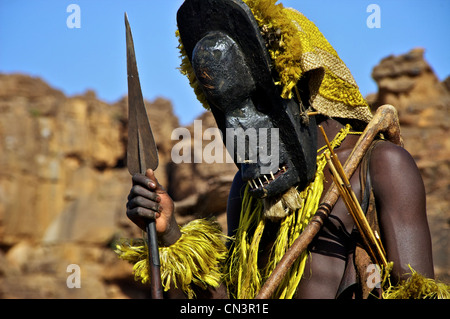 Un ballerino mascherato nella contea di Dogon del Mali. Foto Stock