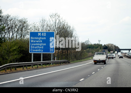 Cartello autostradale sulla M40 birmingham, Warwick, Leamington, Stratford e Coventry Foto Stock