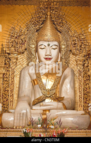 Myanmar (Birmania), Divisione Mandalay, Mandalay Buddha scolpita da un unico blocco di marmo nella pagoda Kyauktawgyi Foto Stock