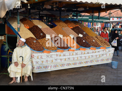 Frutta secca in stallo, Djemaa el Fna a Marrakech, Marocco Foto Stock