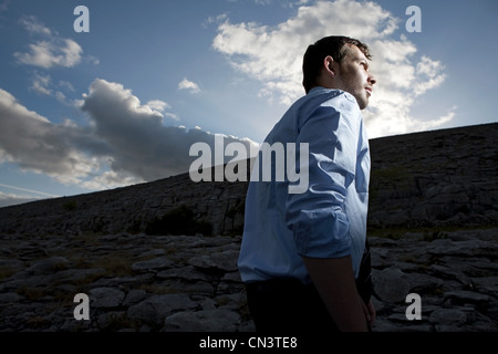 Imprenditore passeggiate nel paesaggio remoto Foto Stock