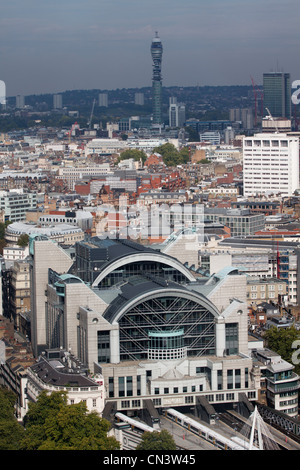 Londra Charing Cross Station vista con il Tamigi di fronte Foto Stock