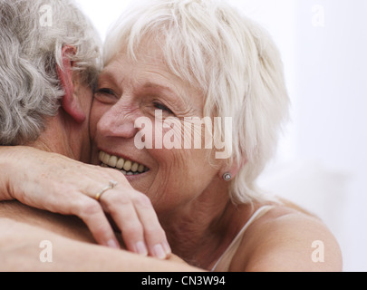 Coppia senior abbracciando, close up Foto Stock