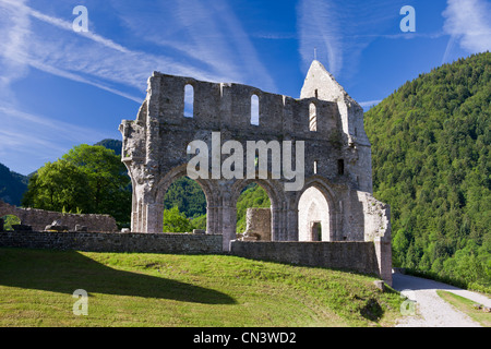 Francia, Haute Savoie, Chablais, Saint Jean d'aulps, Rovine dell'Abbaye d'aulps nella Dranse de Morzine Foto Stock