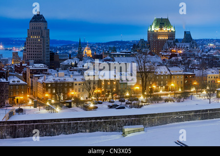 Canada, Provincia di Quebec Quebec, Vecchia Quebec classificata patrimonio mondiale dall' UNESCO, di notte, lo Chateau Frontenac e il prezzo Foto Stock