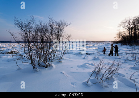 Canada, Provincia di Quebec Quebec, le rive della st Lawrence fiume congelato in inverno, famiglia escursione con le racchette da neve Foto Stock