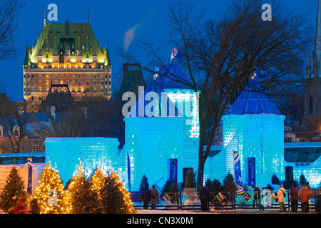 Canada, Provincia di Quebec Quebec, Quebec Winter Carnival, Palazzo del Ghiaccio di Bonhomme Carnaval, sullo sfondo la accesa Foto Stock