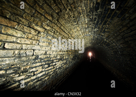 Una luce alla fine del tunnel Foto Stock